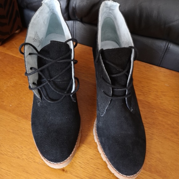 GAP Women Lace-up Bootie Black Sueded Lug Sole NEW - Picture 2 of 6